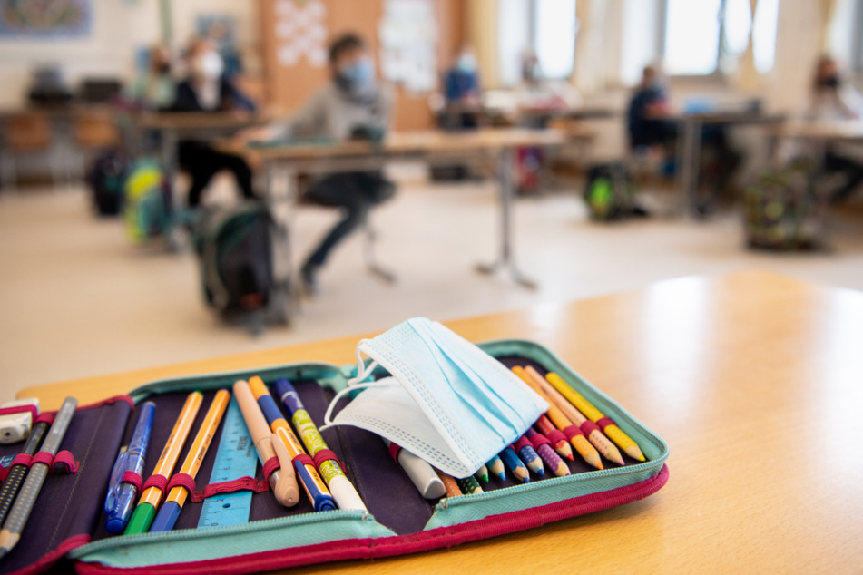 Neben Noten sollen auch andere Faktoren für den Übertritt auf eine weiterführende Schule berücksichtigt werden. (Symbolbild)