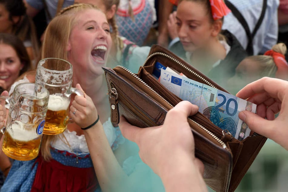 Kein Klopapier: Wiesn-Besucher wischt sich mit Geldscheinen ab und steckt sie wieder ins Portemonnaie