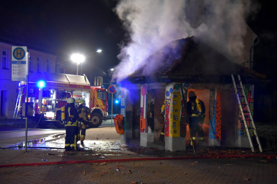 Da konnte die Feuerwehr auch nichts mehr machen. Die Arbeit der Schüler wurde binnen Minuten vernichtet.