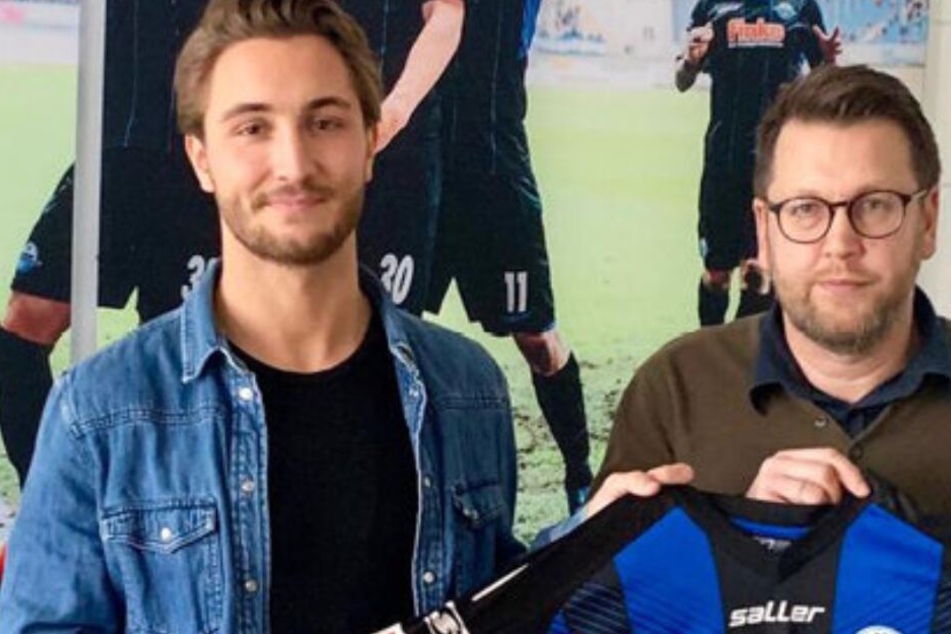Der Leiter Sport für den Lizenzspielerbereich, Martin Przondziono (r.), heißt Felix Drinkuth in Paderborn willkommen.
