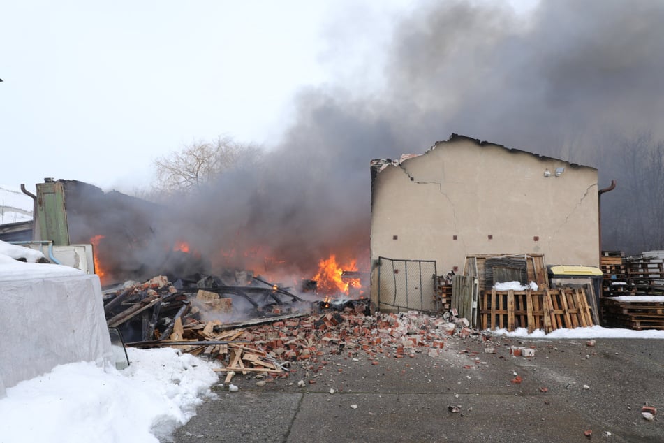 Die Lagerhalle an der Nossener Straße in Wilsdruff brannte vollständig nieder, die Reste sind einsturzgefährdet.