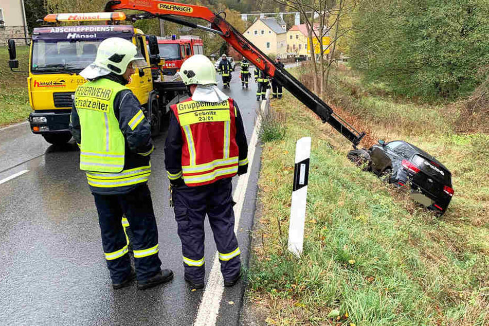 Der Abschleppdienst musste sich um das verunglückte Fahrzeug kümmern.