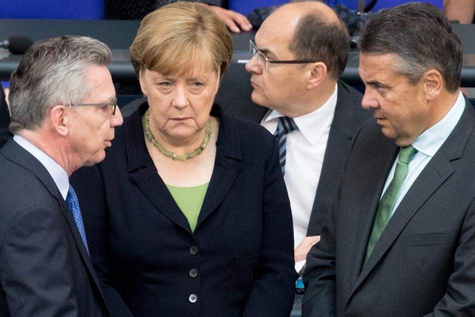 Angela Merkel mit einigen Kollegen am 22. Juni 2017 im Bundestag.