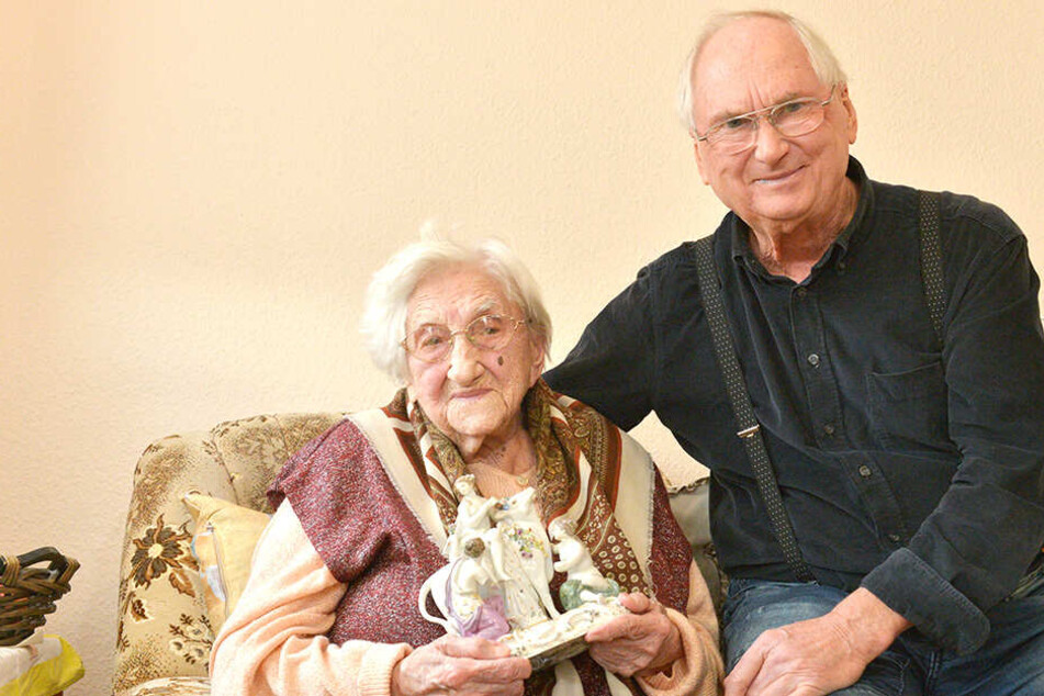Lisbeth Exner mit ihrem Sohn Dietrich (80) nach ihrem 107. Geburtstag.