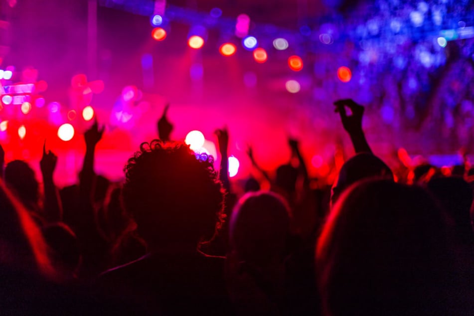Vor einer Disco stürzte sich eine Teenie-Gruppe auf die Einsatzkräfte. (Symbolbild)