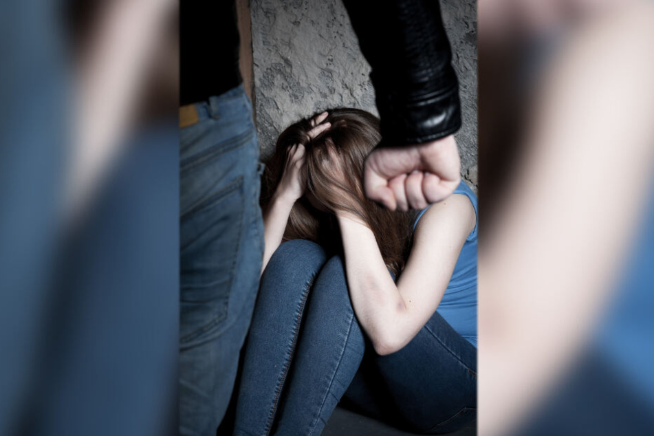 Ein 22-Jähriger attackierte seine Freundin: Zuvor hatte er ihre Wohnungstür eingetreten.