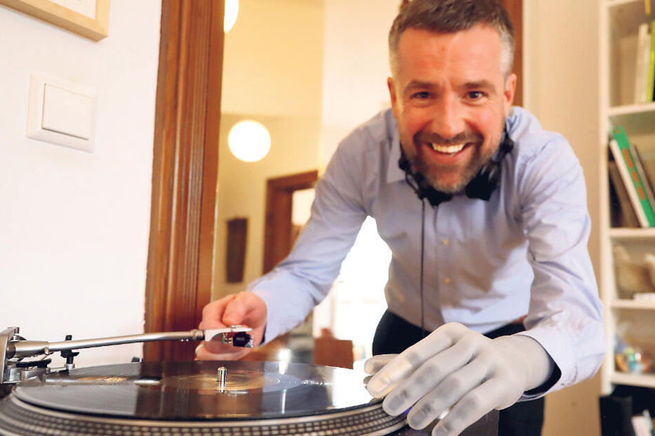Der Psychologie-Professor mag elektronische Musik, legt manchmal als Hobby-DJ in einem Klub auf.