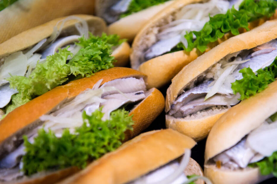 Der Mann wollte ein Fischbrötchen haben, aber der Automat spuckte das nicht aus. (Symbolbild)