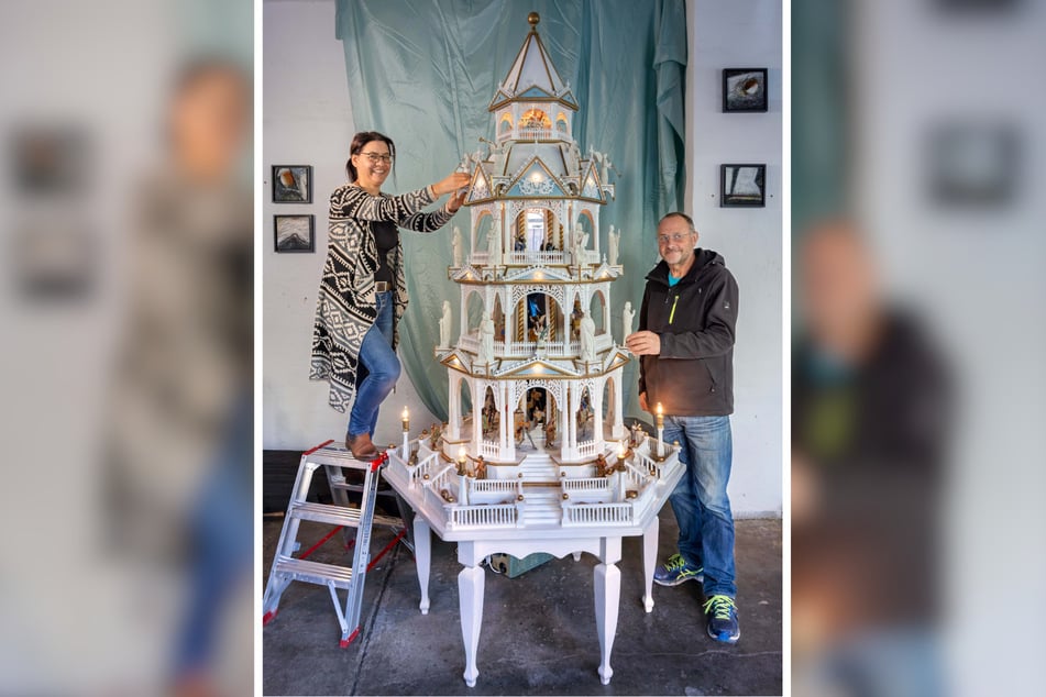 Holzbildhauer Paul Brockhage (62) und Vicki Scheffler (51) restaurierten die über hundert Jahre alte Pyramide aus den USA in jahrelanger Arbeit.