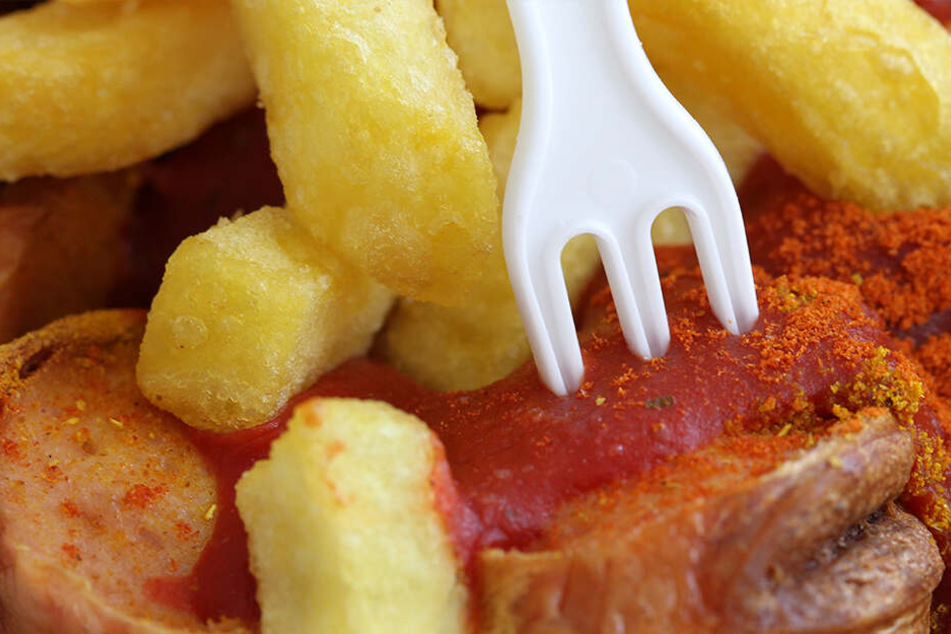 Currywurst mit Pommes frites: Fettig und ungesund, aber eine Leibspeise für Kinder.