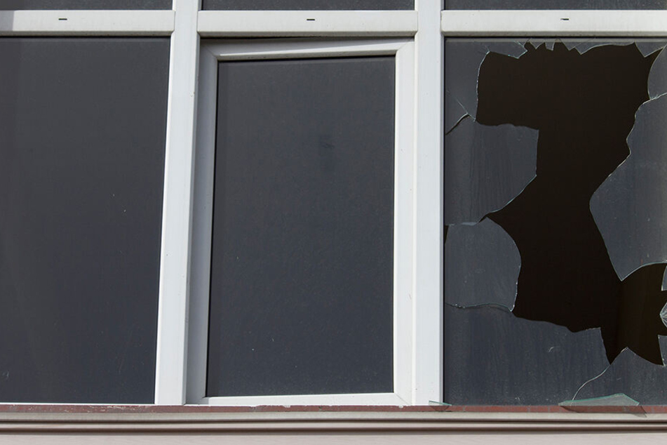 Die Einbrecher schlugen an einem Schuppen beim VfB Auerbach eine Scheibe ein. (Symbolbild)