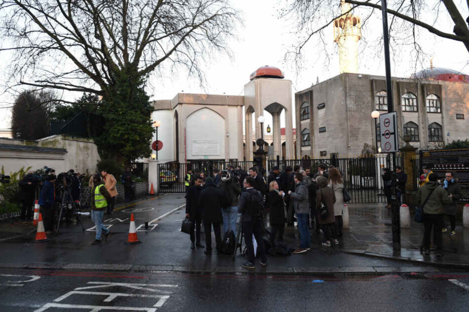Personen vor dem Gotteshaus in London.