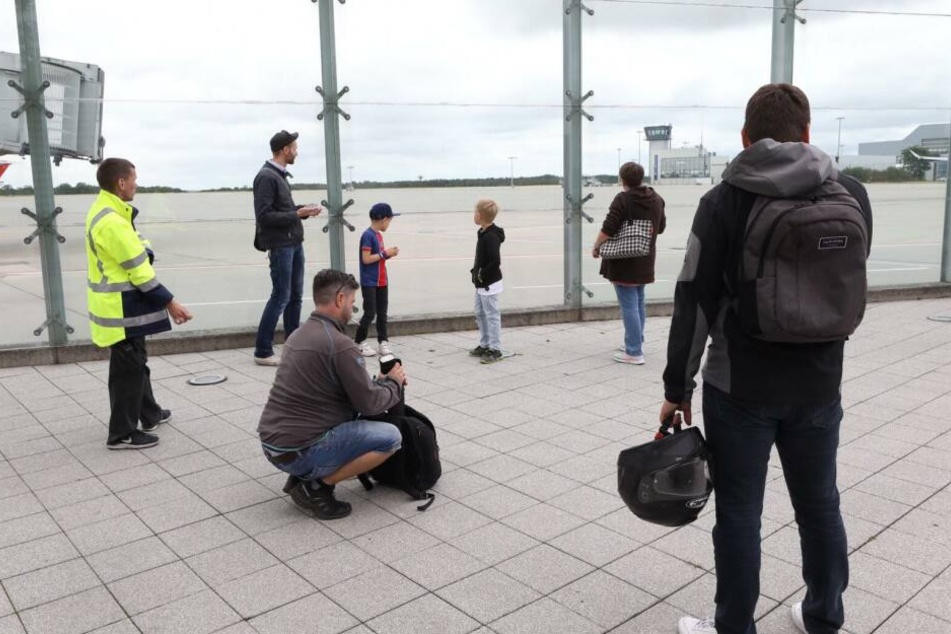 Vereinzelte Schaulustige warten auf den Flieger.