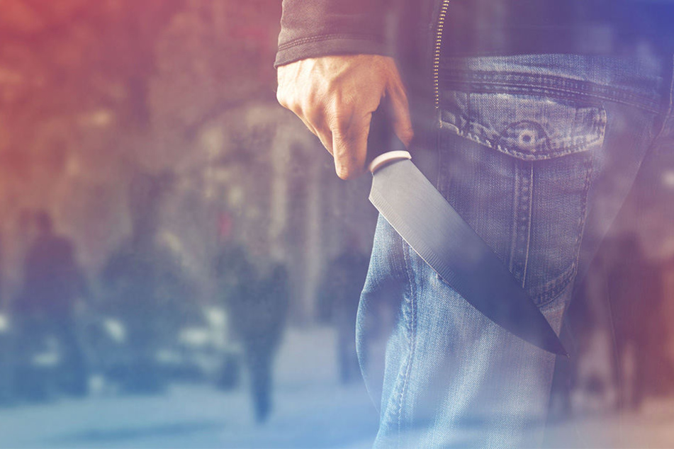 Der 24-Jährige stach seinem Opfer mit einem Messer in den Hintern. (Symbolbild)