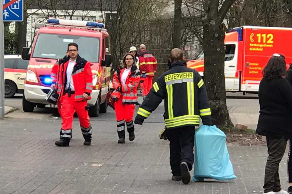 In einem Sack wurde die gefährliche Salzsäure abtransportiert.