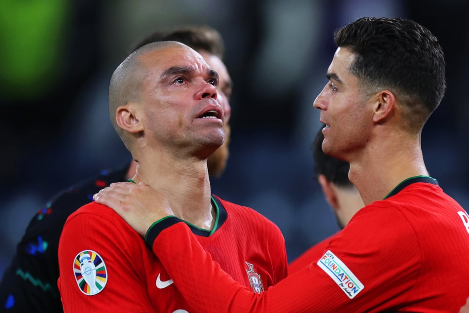 Nach dem portugiesischen Viertelfinal-Aus flossen bei Altmeister Pepe (41, links) bittere Tränen. Trost gab es von Teamkollege Cristiano Ronaldo (39).