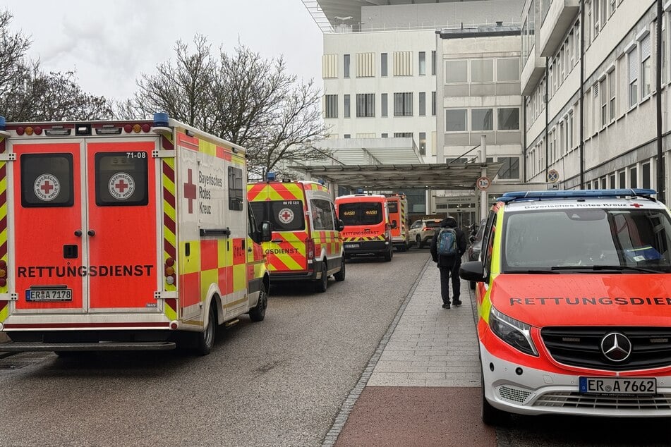 Krankenwagen haben sich an der Zufahrt zur Uniklinik Erlangen aufgereiht. Drinnen wird entschieden, welcher Patient zuerst drankommt.