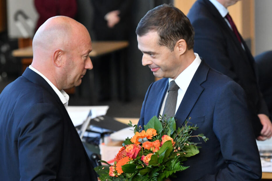 CDU-Fraktionschef Mike Mohring (48, rechts) gratuliert Thomas Kemmerich (54, FDP), zur Wahl als Thüringer Ministerpräsident.