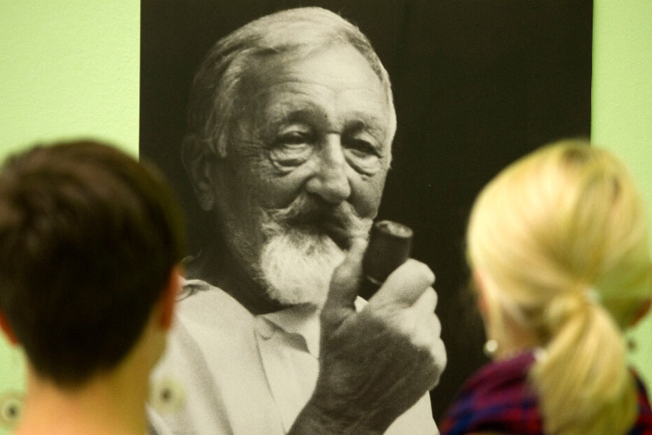 Zwei Frauen betrachten in der Kieler Kunsthalle ein Foto, das den Expressionisten Christian Rohlfs zeigt. (Archivbild)