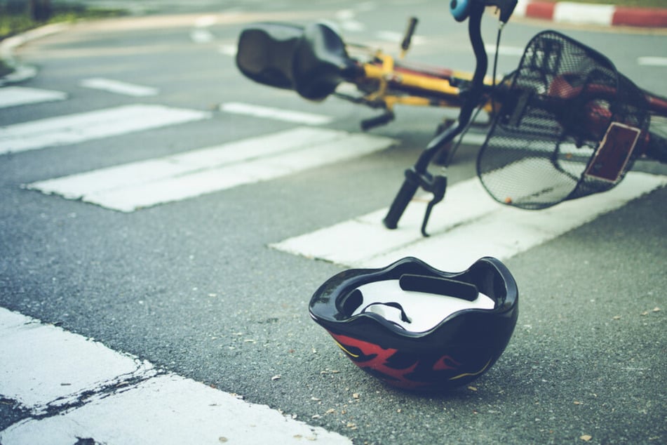 Nach dem Zusammenprall mit dem Verkehrsschild kamen Mutter (22) und Kind (1) zu Fall und verletzten sich schwer. (Symbolbild)