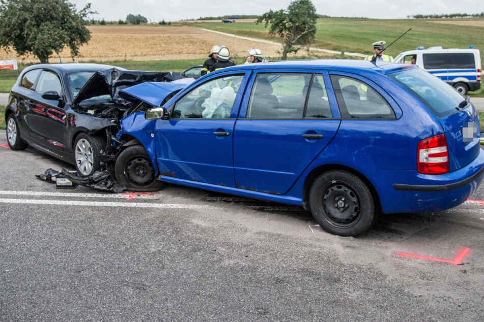Der Skoda (rechts) krachte in den entgegenkommenden BMW.