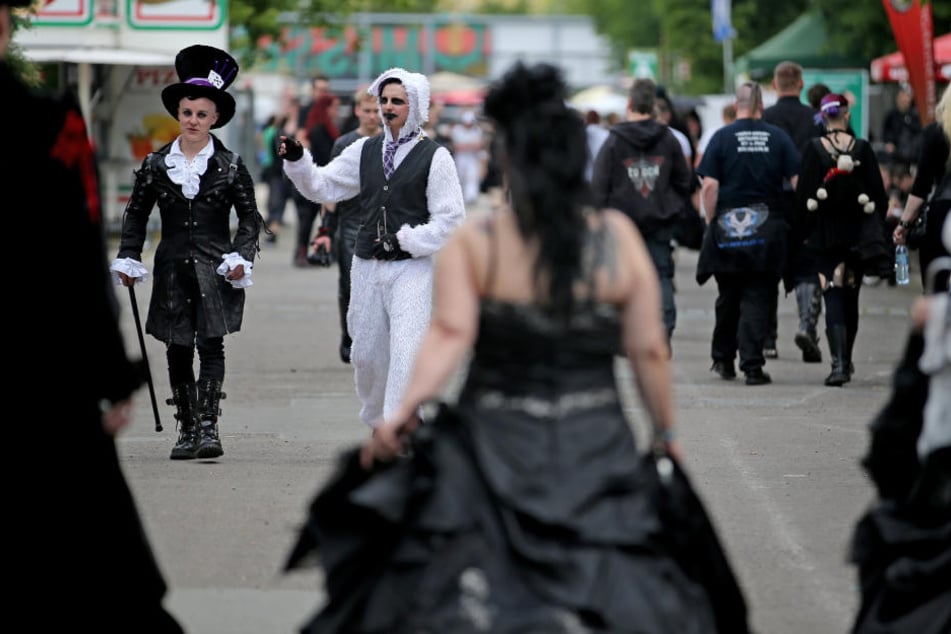 An jedem Pfingstwochenende bevölkern die Besucher des Wave-Gotik-Treffens das agra-Gelände in Leipzig-Dölitz. (Archivbild)