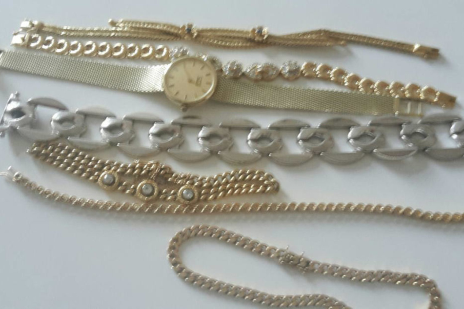 Die Diebe erbeuteten ebenso diverse Ketten und eine goldene Armbanduhr.