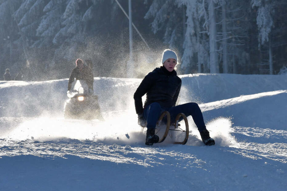 In Altenberg sorgen Schneekanonen auch bei mildem Winterwetter für Pistenspaß.
