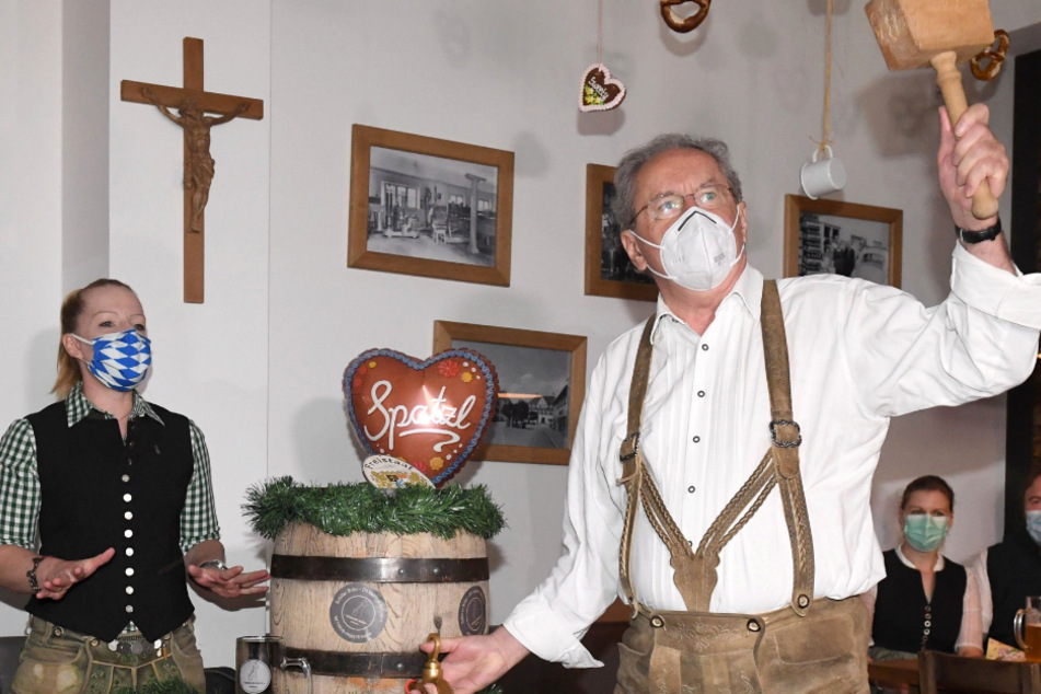 Auch in diesem Jahr wird Alt-OB Christian Ude (73, SPD) wieder zur Wirthaus-Wiesn im Schiller Bräu anzapfen. (Archiv)