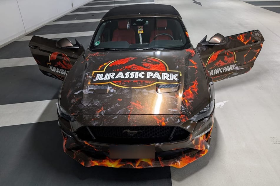 Mit ihrem Mustang im "Jurassic Park"-Look zeigte sich Influencerin Lyn Künstner (34) am Freitag im Saurierpark Kleinwelka.
