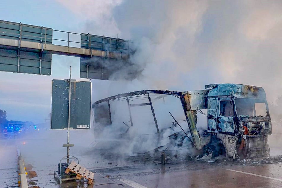 Dem Brummi-Fahrer (57) gelang es nicht, das Feuer zu bändigen. Der 40-Tonner brannte vollständig aus.