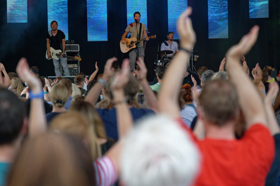 Nordrhein-Westfalen, Köln: Die Band "Miljö" steht beim Konzert "Sommer im Garten" am Kölner Tanzbrunnen auf der Bühne.