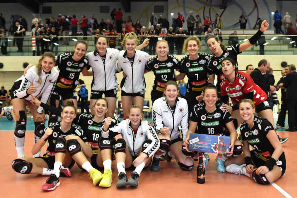 Strahlendes Lachen: Die Volleyballerinnen des Dresdner SC haben ihr Heimturnier gewonnen.