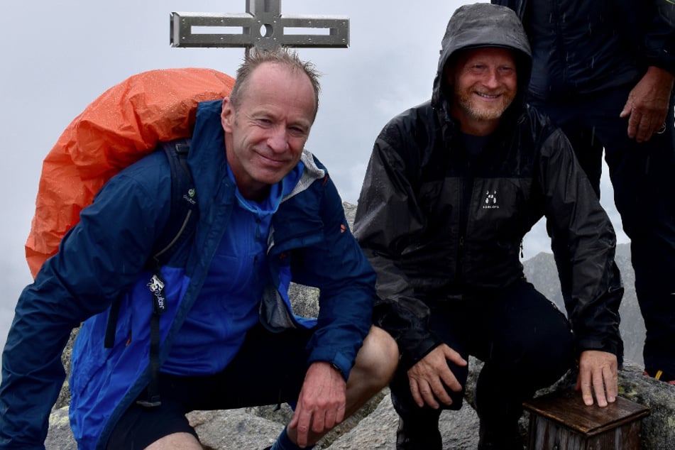 "Gipfelkuss" bei Nieselregen: Knut Kunze (l.) und Michael Stötzer erreichten mit Mitgliedern des Alpenvereins und Stötzers Sohn Arne (r.) den Schaflahnernock oberhalb der Chemnitzer Hütte (2700 Meter).