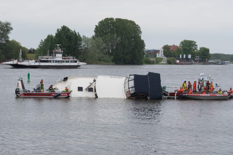 Die Rettungskräfte haben das in Schieflage geratene Boot im Auge.
