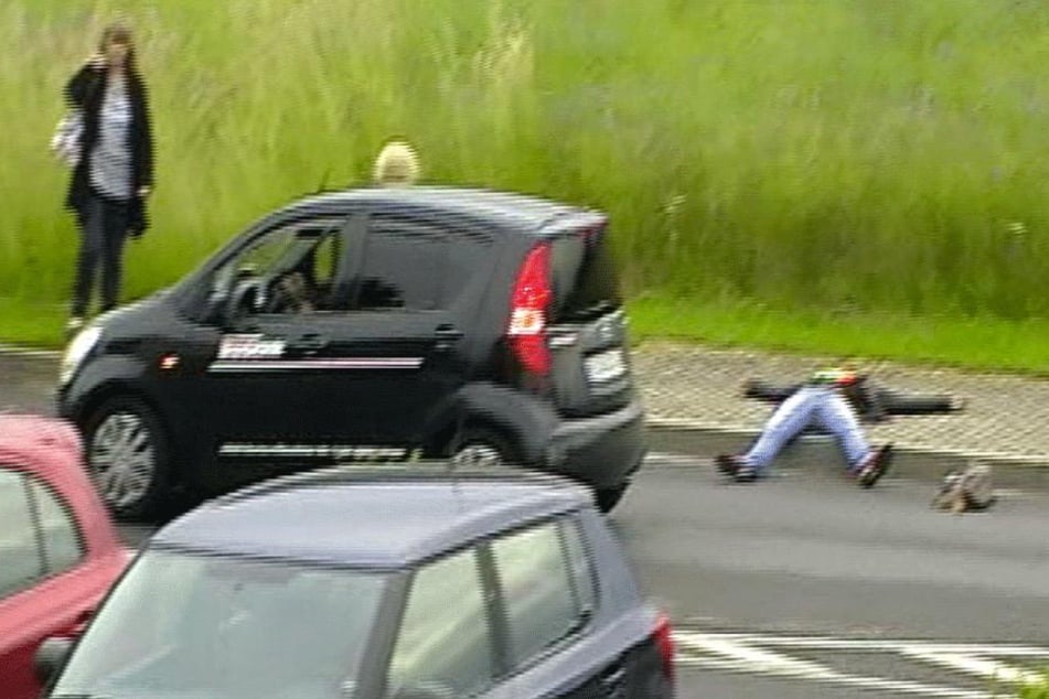 Samer D. liegt am Straßenrand, der Nissan-Fahrer stoppt, um ihm zu helfen.