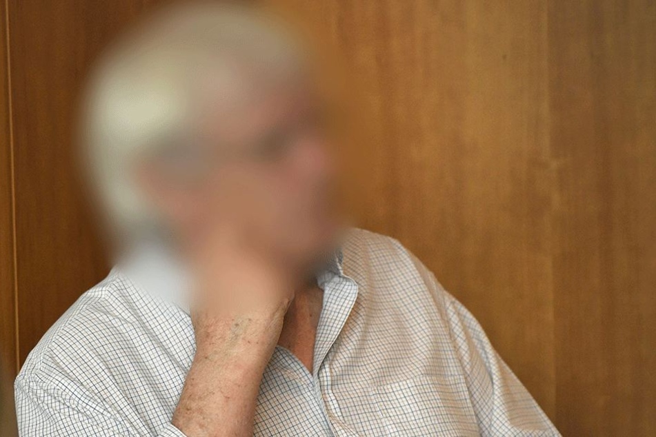 Der Angeklagte Heinrich Peter T. wartet am 22. Juni 2017 im Landgericht in Bonn auf den Beginn seines Prozesses.