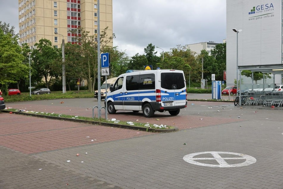 Auf einem Supermarktparkplatz in der Zwickauer Straße wurde ziemlich viel Müll von den Gästefans hinterlassen.