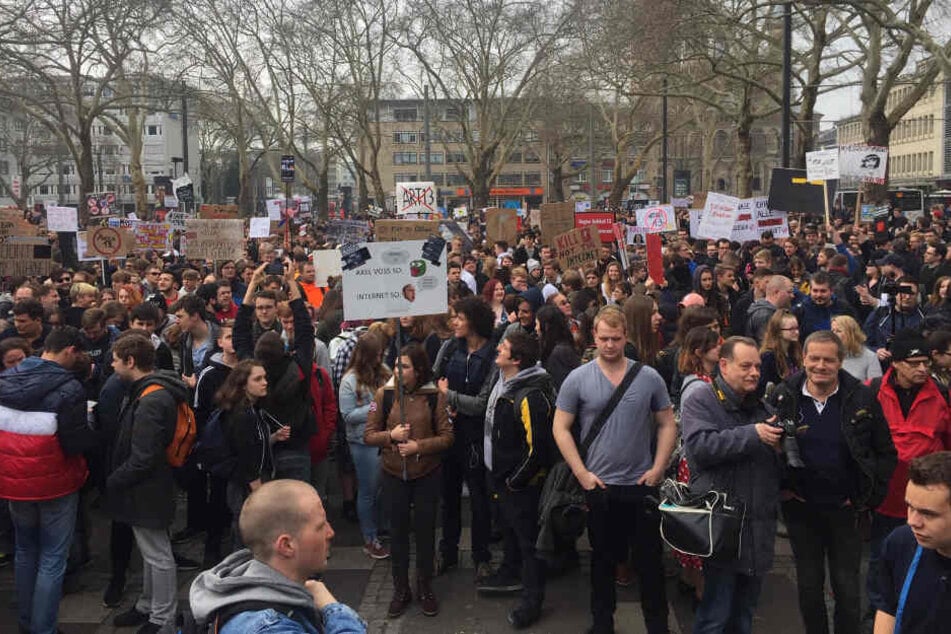 Demonstranten auf dem Neumarkt in Köln.