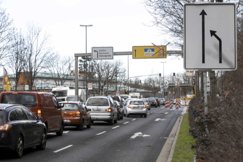 Durch die gesperrte Fahrspur staut sich der Verkehr stadteinwärts noch mehr als sonst.