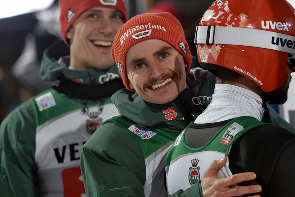 Richard Freitag (27) freut sich mit seinem Teamkollegen Markus Eisenbichler (27, von hinten) über dessen zweiten Platz in Oberstdorf.