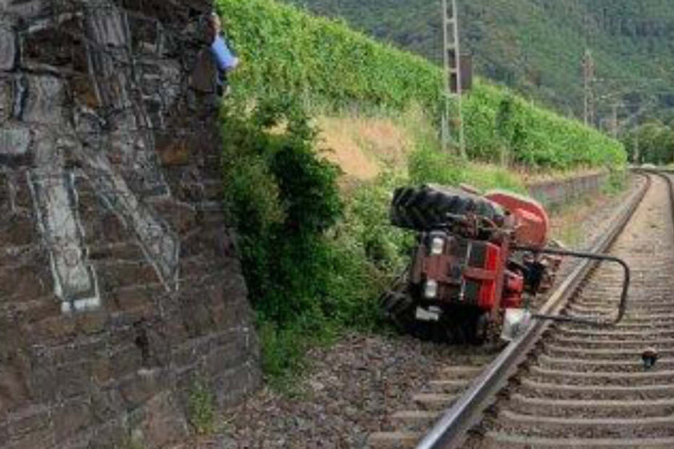 Das landwirtschaftliche Fahrzeug blieb halb auf dem Gleis liegen.
