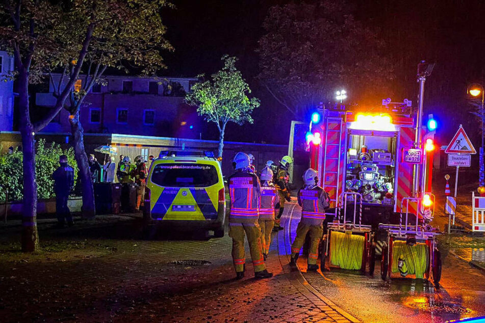 Polizei und Feuerwehr stehen am Dienstagabend vor dem Haus von Jens-Peter Golde.