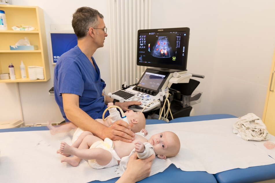Priv.-Doz. Dr. Jochen Herrmann, Klinik für Diagnostische und interventionelle Radiologie und Nuklearmedizin, bei der Ultraschalluntersuchung der Zwillinge.