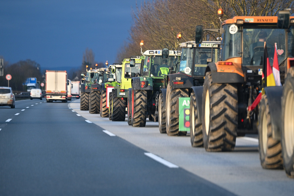 Hunderte Bauern blockierten mit ihren Traktoren die Zu- und Abfahrten der Autobahnen.