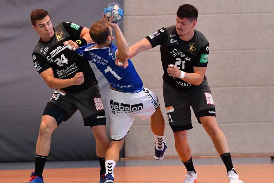 Hier stoppen Robin Hoffmann (l.) und Philip Jungemann im Testspiel Dessaus Vincent Sohmann. Eine resolute Abwehr ist auch Freitagabend notwendig.
