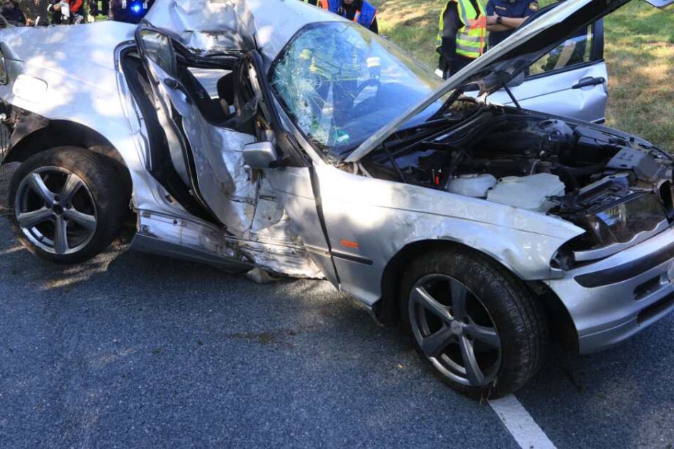 Tödlicher Unfall: Fahranfänger (19) kommt mit BMW von Straße ab und kracht gegen Baum