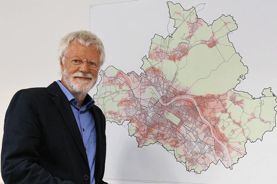 Der Mieterverein um Chef Peter Bartels (74) kämpft sich durch Tausende Vonovia-Akten.