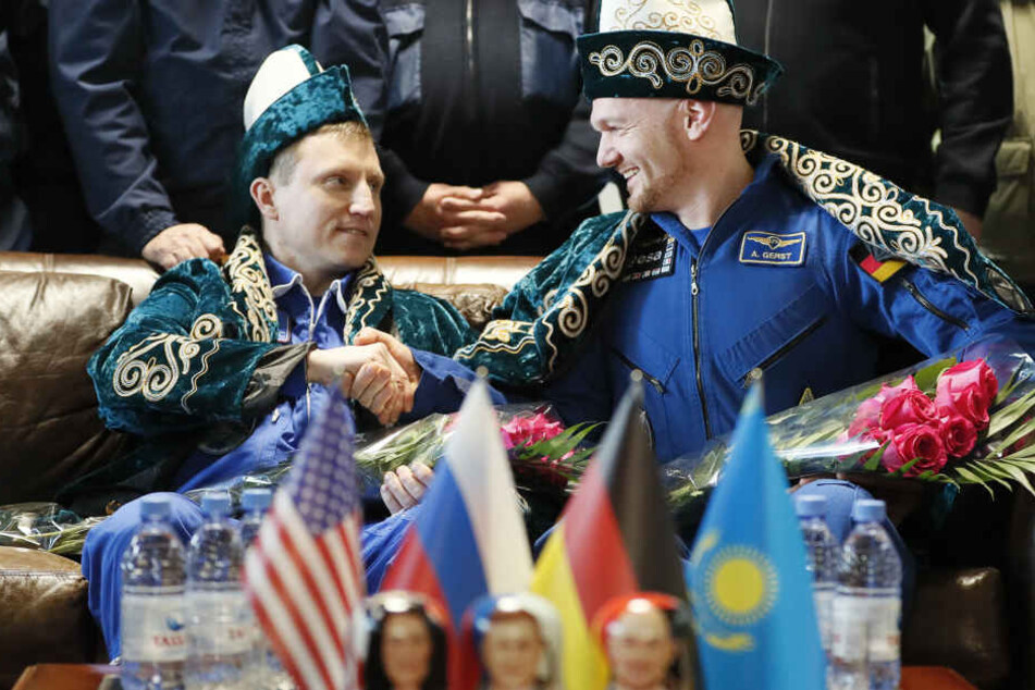 Alexander Gerst (re.) in traditioneller kasachischer Kleidung vor seinem Flug nach Köln.