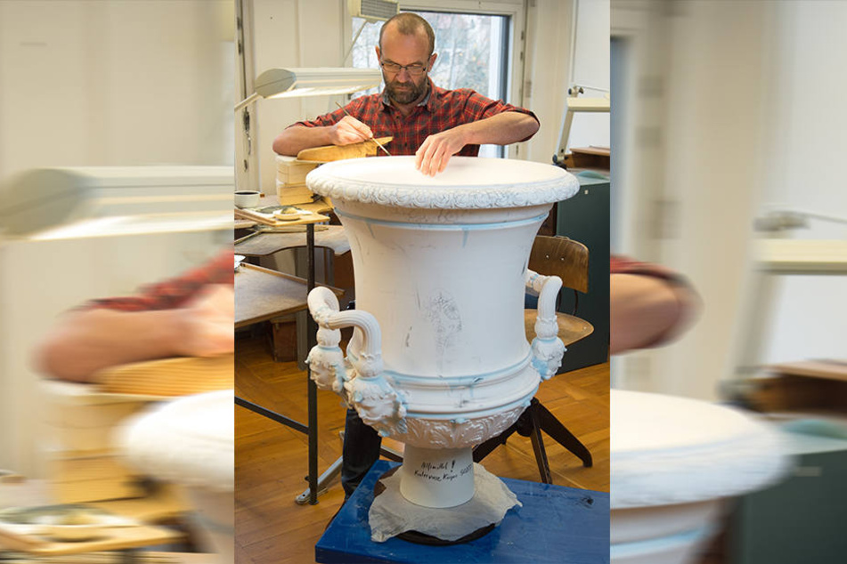 Blaumaler Ulrich Mehner arbeitet an der 350 000 Euro teuren Kratervase. Bis sie fertig ist, dauerte es Monate.